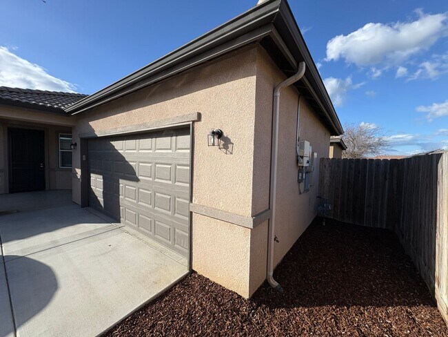 Building Photo - Beautiful home in a gated community Rent Ready!