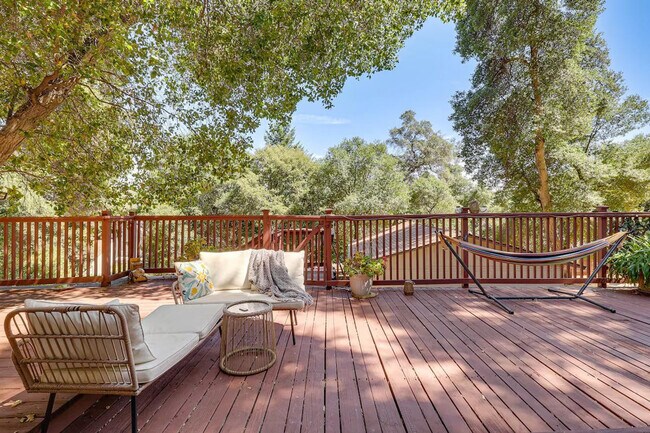 Building Photo - 2820 Greenway Dr