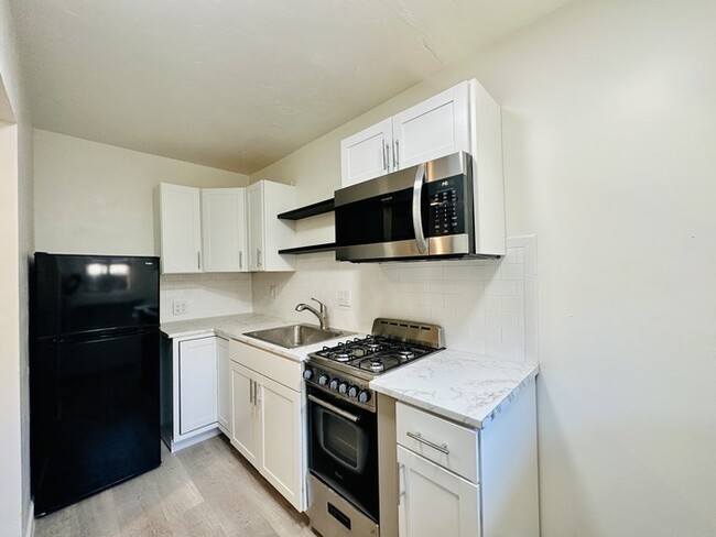 Building Photo - $400 Off First Full Month's Rent Special! ...