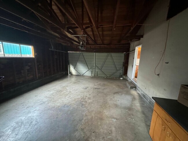 Building Photo - 3+ Bedroom House in Friendly Area
