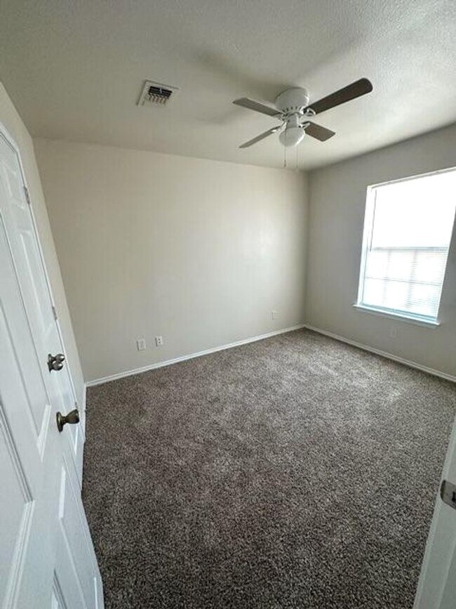 Building Photo - Spacious open concept duplex