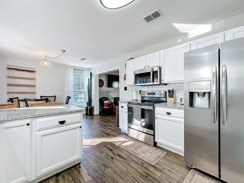 Building Photo - 4131 Eve Dr E