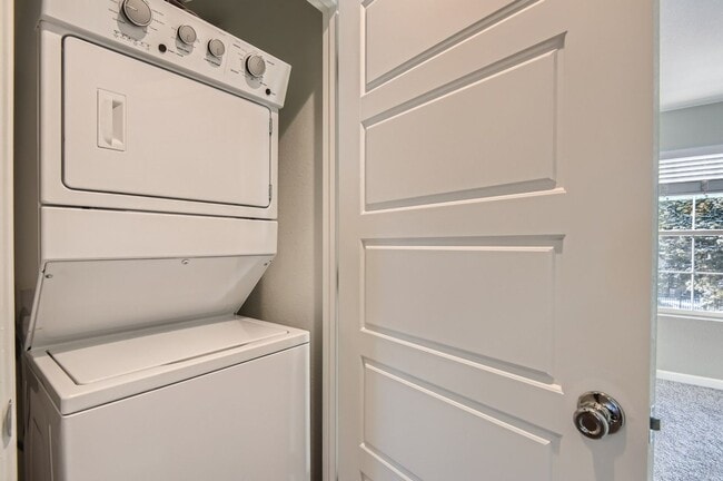 Building Photo - Stunning 2023 - Built Townhome near Edgewater