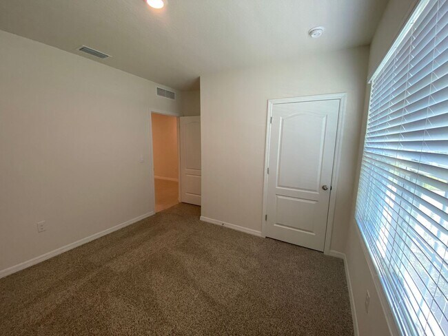Building Photo - 4 Bedroom 2 Bath home in Oak Leaf Preserve...