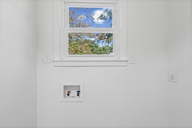 Building Photo - 2515 Yeager St