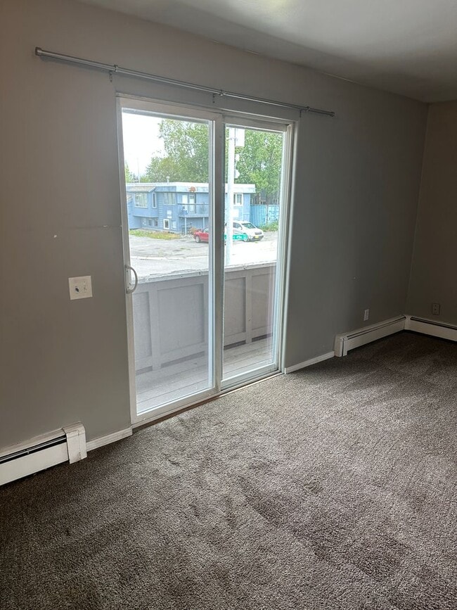 Building Photo - Available now 3 Bed/1 Bath - Heat included!