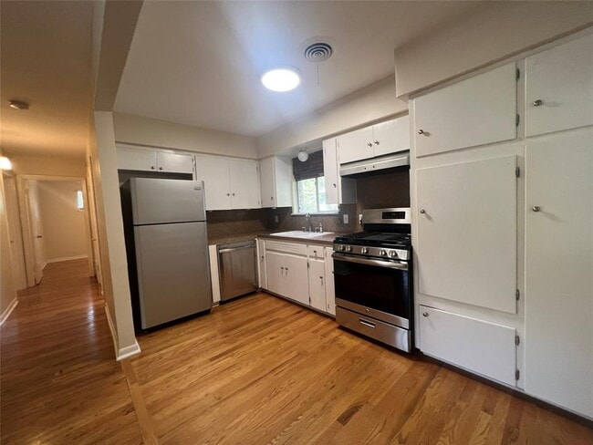 Building Photo - 907 Possum Trot St