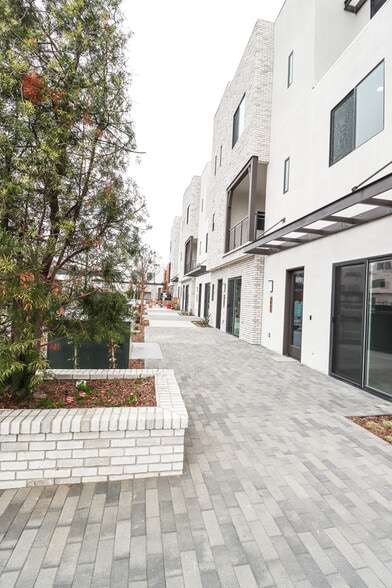 Building Photo - 2049 W Rosecrans Ave