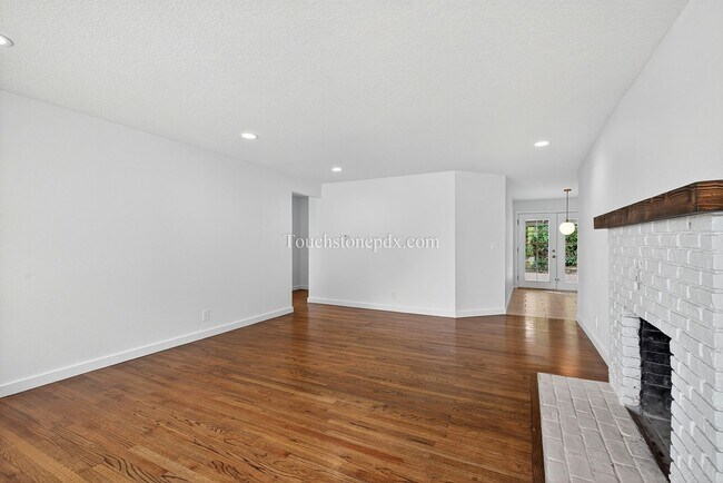 Building Photo - Charming West Linn Home with Stunning Mt. ...