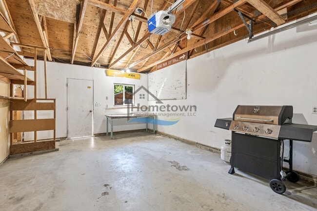 Building Photo - 3 Bedroom 2 Bath home with unique charm right off of 15th in Coeur d'Alene!