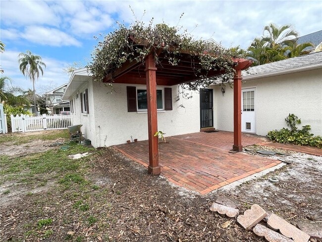 Building Photo - 126 18th Ave NE