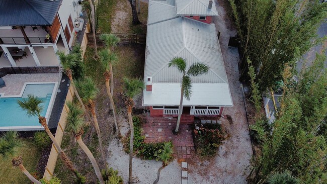 Building Photo - Riverfront Oasis in the City of Tampa!