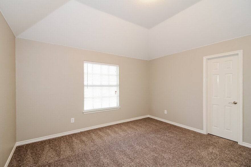 Building Photo - 102 Hartley Ln
