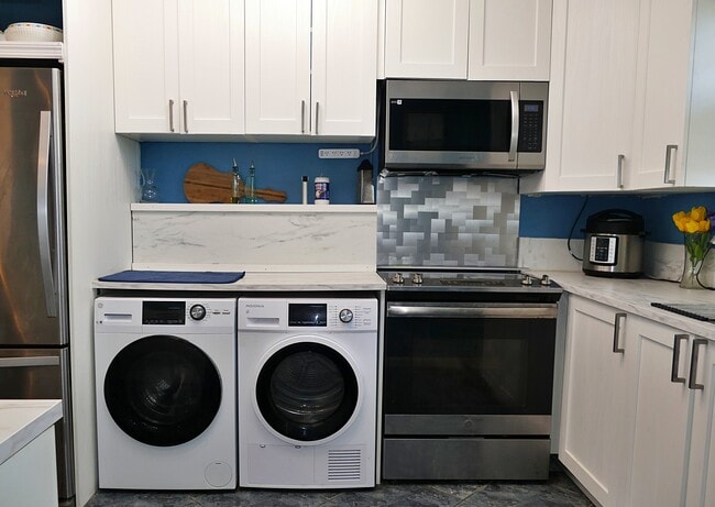 Building Photo - 3051 NE 48th St