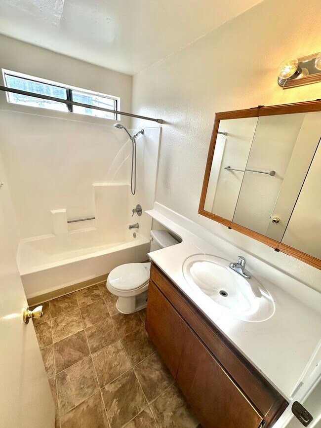 Building Photo - Spacious, bright and HUGE 2bd/1ba + 2 park...