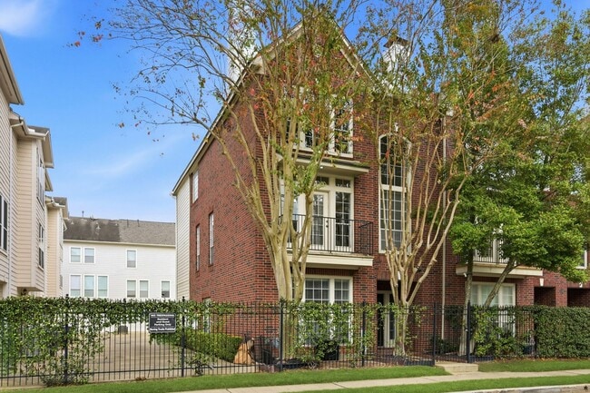 Building Photo - Charming Corner Townhouse in the Heart of Midtown