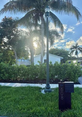 Building Photo - 608 SE 2nd Ave