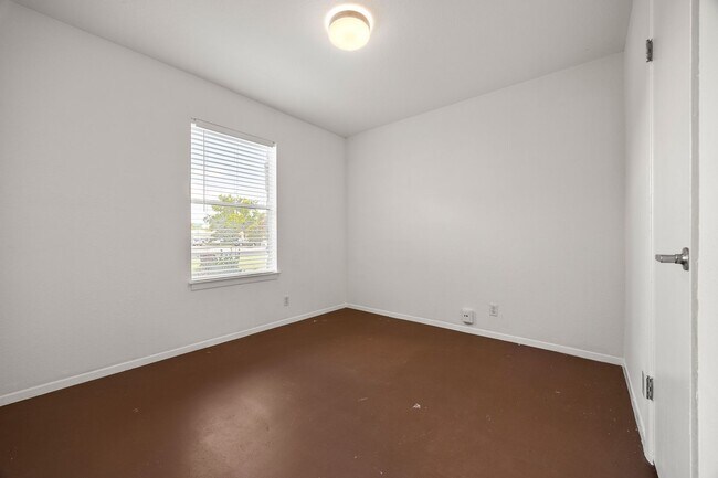 Building Photo - ** 2 Weeks Free!** Spacious 3-Bedroom Town...