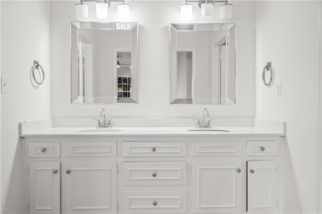 Building Photo - 2713 Briarlake Rd NE