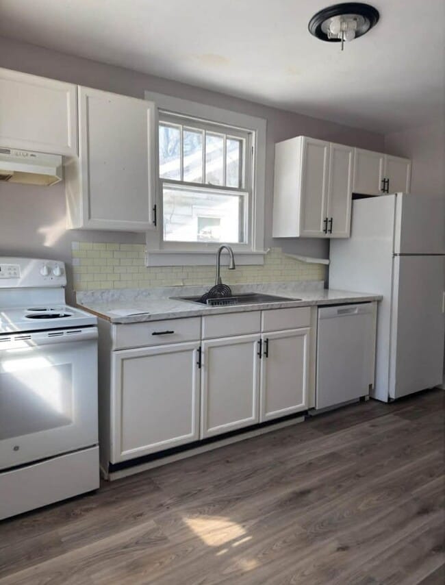 Building Photo - U of L Campus - 3 bedroom house!