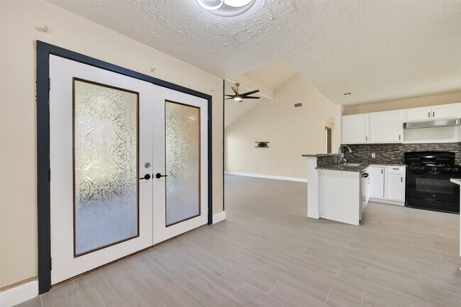 Building Photo - 7534 8 Willows Rd