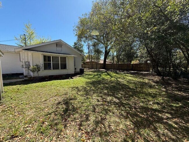 Building Photo - Pensacola - East Hill - 3 bedroom, 1 bathroom