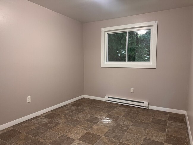 Building Photo - 2 bedroom, 1 bathroom in West Lebanon