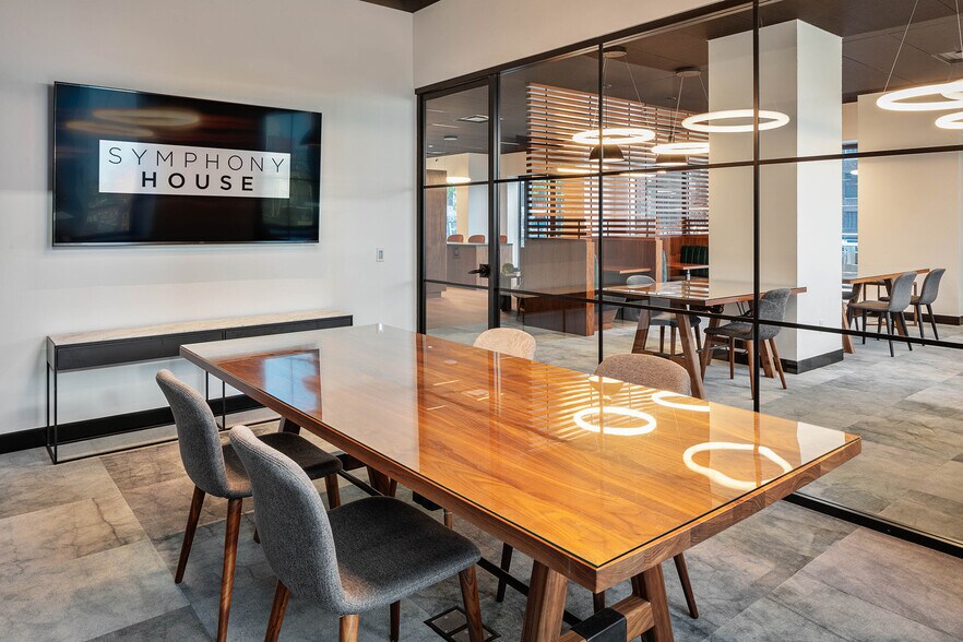 Building Photo - 225 W 56th St