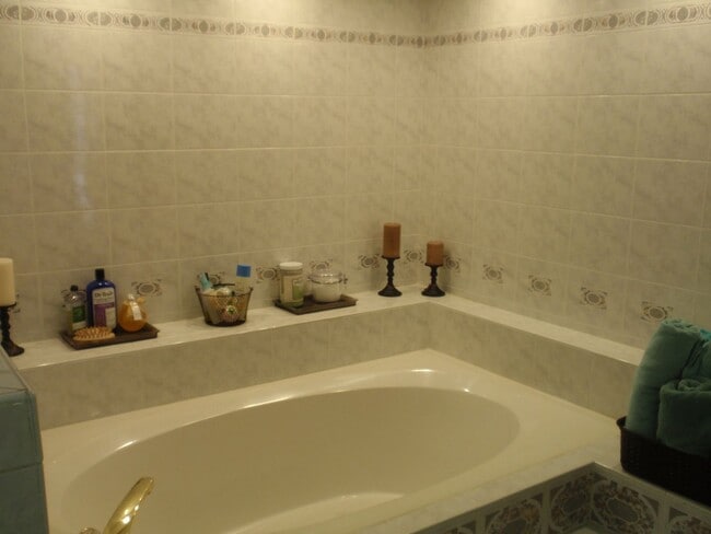 Building Photo - Winter rental with heated pool
