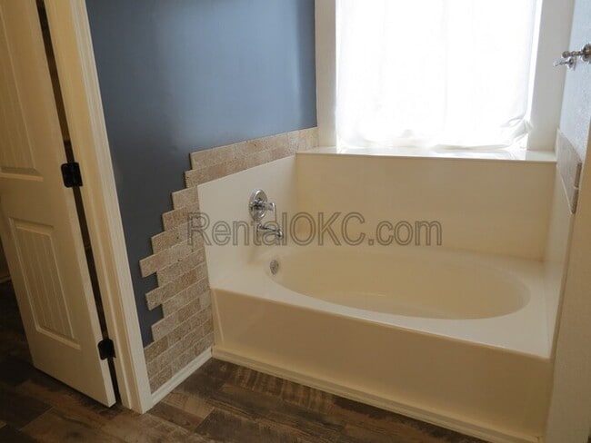 Building Photo - East side Moore 3 Bed 2 Bath no carpets