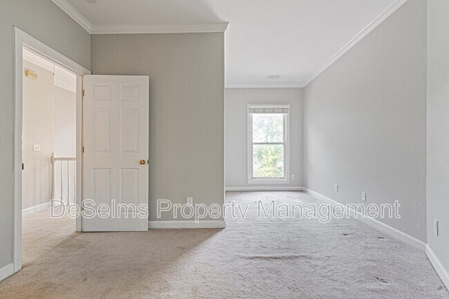 Building Photo - 3011 Woodlawn Dr