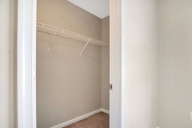 Building Photo - SPACIOUS 3 BEDROOM 2.5 BATH TOWNHOME NEAR ...