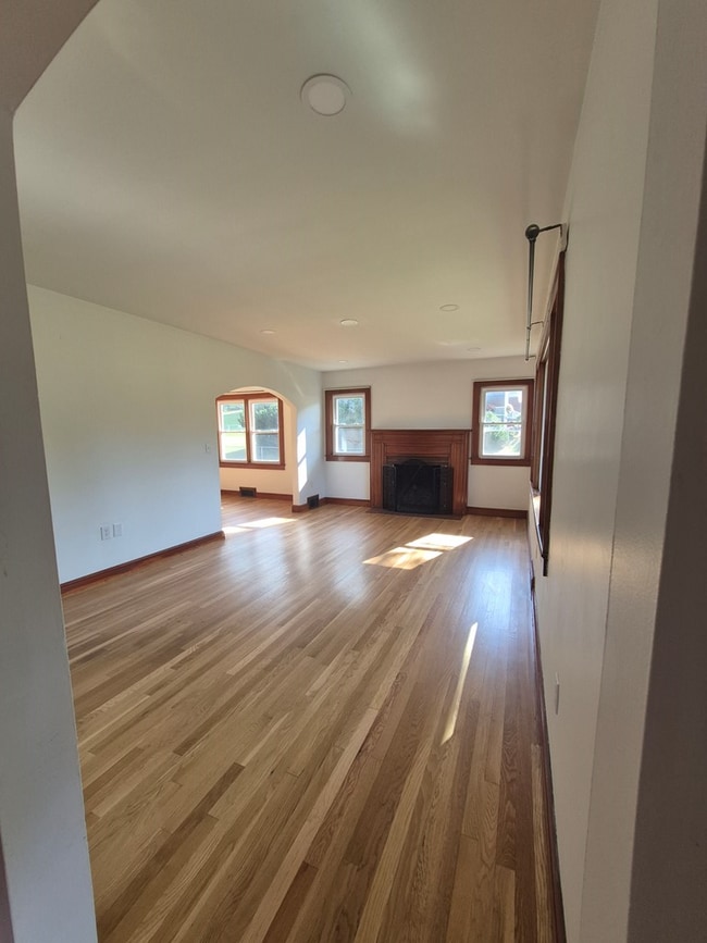 Building Photo - 250 Gillespie Dr NE