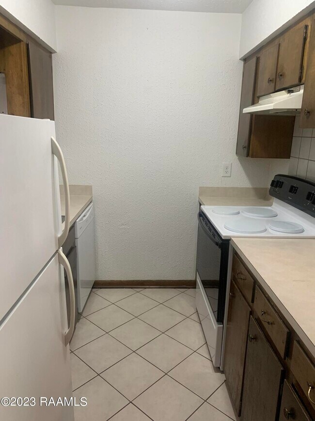 Building Photo - 600 Rim Rd