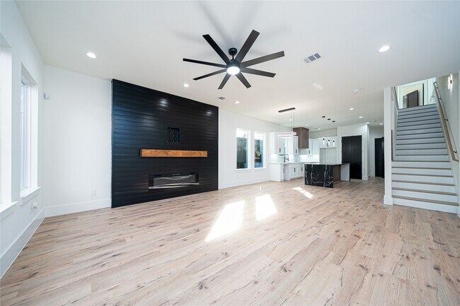 Building Photo - 2427 Parker Rd