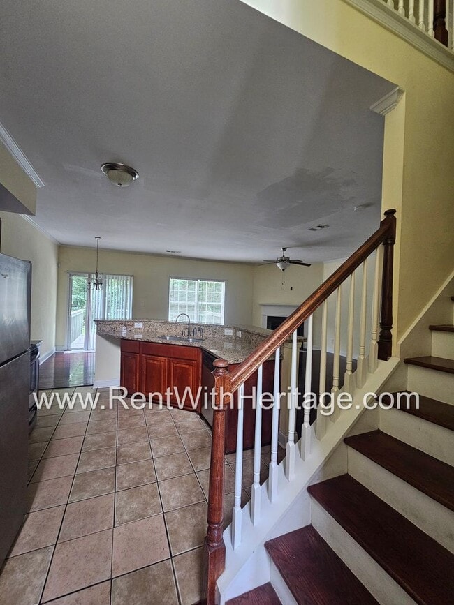 Building Photo - Gorgeous 3Bd / 2Ba Immaculate Townhome / U...