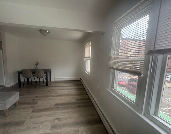 Building Photo - 121 Mallory Ave