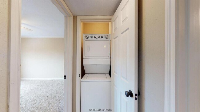 Building Photo - 904 University Oaks Blvd