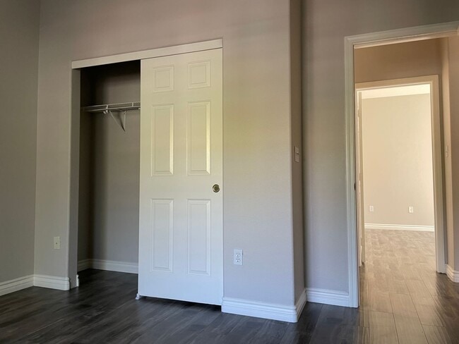 Building Photo - 2 Bedroom Summerlin Condo - Gated community