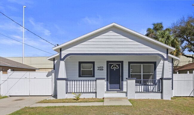 Primary Photo - Ditch the Dorm – This Is How Tampa Lives