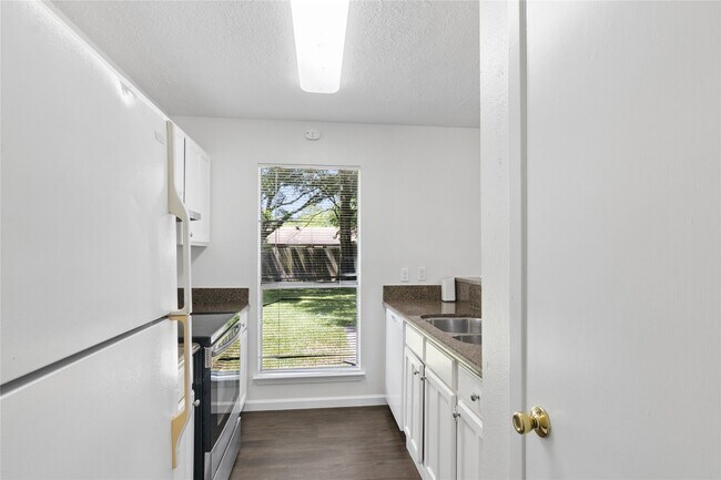 Building Photo - 2504 Ewell Dr