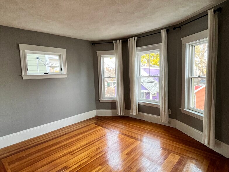 Building Photo - 8 George St