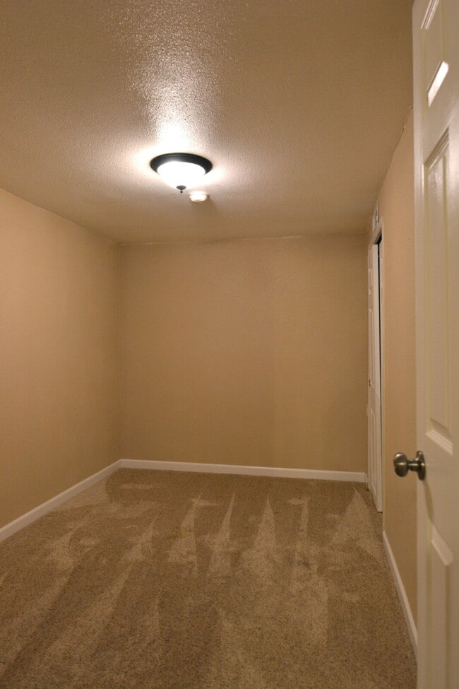 Building Photo - "Spacious 5-Bedroom 3 Bath in the Heart of...