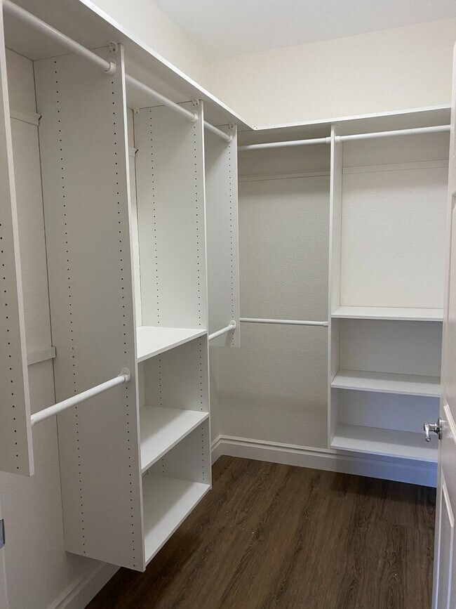 Building Photo - Great first floor corner unit!!