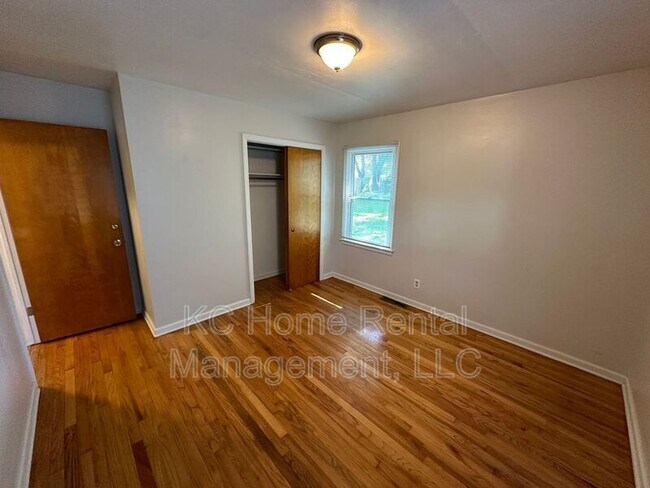 Building Photo - 5911 Farley Ave