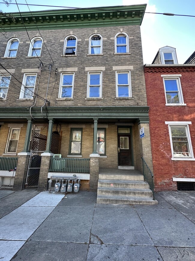 Building Photo - 318 S Queen St