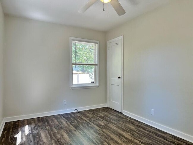 Building Photo - 852 W 48th St
