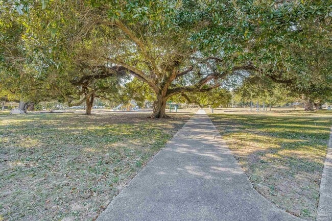 Building Photo - 1515 E Lakeview Ave