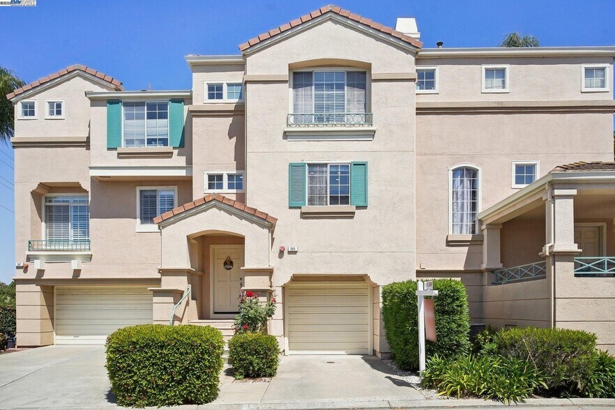 Building Photo - 385 Montecito Way