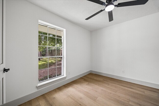 Building Photo - 9214 Grandview Park Dr